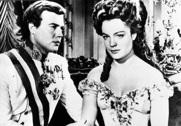 Karlheinz Böhm, Romy Schneider 12 88 - Karlheinz Böhm und Romy Schneider in einer Filmszene aus Sissi die junge Kaiserin Mann Österreicher Schauspieler Schauspiel Uniform Schärpe Orden Medaillen kurzhaarig dunkelhaarig sitzen sitzend Frau Schauspielerin seriös Kleid trägerlos Hochsteckfrisur langhaarig neutral Querformat quer Portrait halb sw