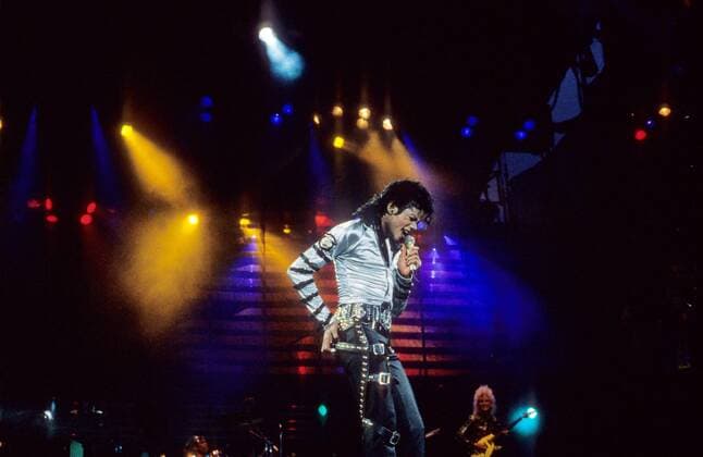 Michael Jackson (Sänger) 06 88 hof Michael Jackson während eines Konzertes im Juni 1988 Tour Tournee BAD Konzert live Auftritt Bühne Bühnenshow american singer USA Amerika Amerikaner amerikanischer Mann Musik Gesang Pop Soul dunkelhaarig langhaarig quer halb stehend singend