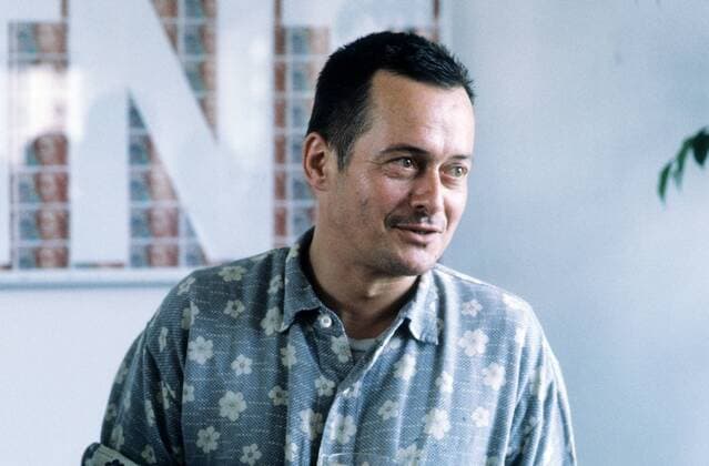 Klaus Emmerich (Regisseur) 07 88 rag Klaus Emmerich im Juli 1988 Deutschland deutsch Deutscher Mann Film Fernsehen Theater Regie german director dunkelhaarig kurzhaarig leger Hemd quer halb stehend sprechend lächelnd