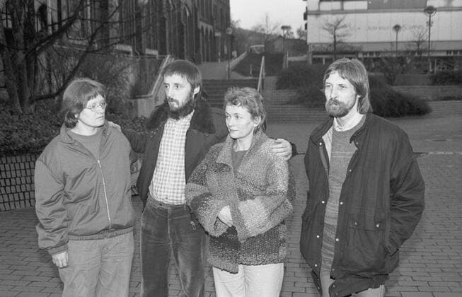 Regina und Wolfgang Templin, Bärbel Bohley und Werner Fischer (v.li.) 02 88 - Regina und Wolfgang Templin, Bärbel Bohley und Werner Fischer (v.li.) im Februar 1988 in Bielefeld nach deren Ausweisung aus der DDR Deutschland deutsch Deutscher Mann Männer Frau Frauen Ausweisung Ausbürgerung abgeschoben ausgewiesen Gadderbaum Bethel Bürgerrechtler Bürgerrechtlerin Musik Gesang Autor Regimekritiker german gdr civil rights activists quer halb ernst neutral draußen stehend sw