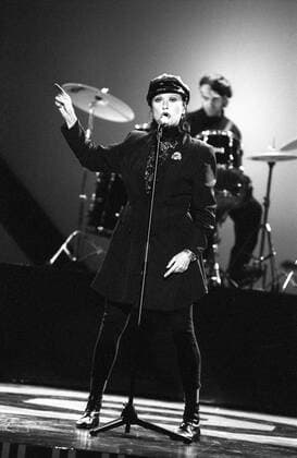 Guesch Patti (Sängerin) 11 88 hör Guesch Patti im November 1988 bei Goldene Europa (ARD SR) TV Fernsehen Musikpreis Preis Preisverleihung Gala Fernsehgala Auftritt Konzert Bühne Frau Gesang Musik Musikerin Sängerin Popmusik Pop Frankreich Französin französisch französische Schauspiel Schauspielerin french actress singer hoch ganz stehend singend gestikulierend sw