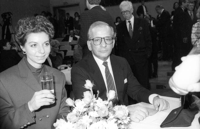 Hans Günter Winkler mit Monica Theodorescu 12 88 hör Hans Günter Winkler und Monica Theodorescu im Dezember 1988 bei der ARD-Sportgala Deutschland deutsch Deutscher Mann Sport Pferdesport Pferdesportler Reiten Wirtschaft Marketing Deutsche Frau Dressurreiterin Reiterin Pferdesportlerin german jumper horseman cavalier equestrian quer halb neutal sitzend sw