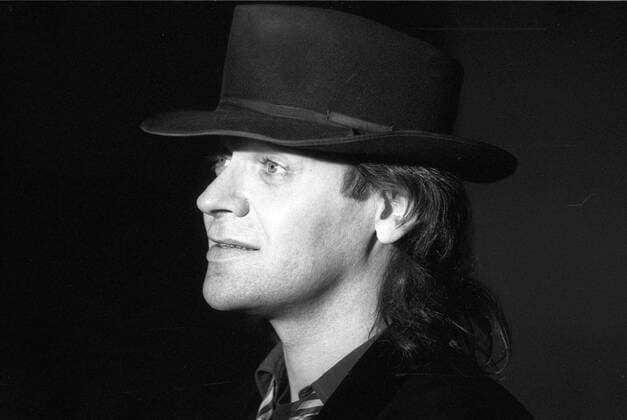Udo Lindenberg (Sänger) 05 88 - Udo Lindenberg im Mai 1988 in Was wäre wenn (ZDF) Deutschland deutsch Deutscher Musik Mann Rockmusik Rocksänger Rock Gesang Musiker Rockmusiker TV Fernsehen german musician singer quer Portrait Profil Halbprofil lächelnd Hut sw