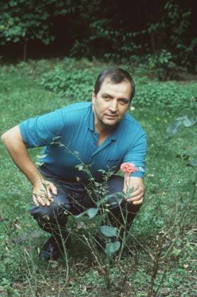 Prof. Dr. Klaus Töpfer 09 88 hör Politik CDU Mann dunkelhaarig leger T-Shirt hoch ganz draußen hockend Blume