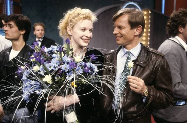 Michael York mit Sunnyi Melles 11 88 ru Mann Schauspiel Fernsehen Film USA dunkelhaarig leger quer halb stehend Lederjacke Krawatte lächelnd