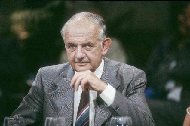 Prof. Alfred Grosser 10 88 hör Mann Journalismus Autor Frankreich seriös Halbglatze quer halb gestikulierend