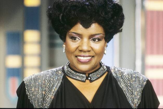 Gloria Gaynor (Sängerin) 04 88 dar quer Portrait lächelnd seriös Kleid schwarz Frau Musik Pop USA dunkelhäutig dunkelhaarig