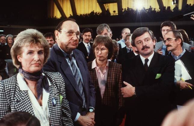 v.l.: Cornelia Schmalz-Jacobsen, Hans-Dietrich Genscher, Irmgard Schwaetzer, Jürgen Möllemann 11 88 rag Mann Politik Politiker FDP Partei dunkelhaarig kurzhaarig Schnäuzer seriös halb quer stehend Saal