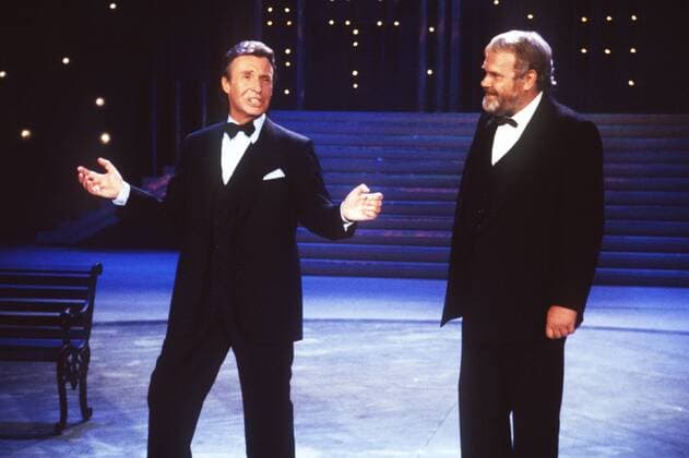 Die Peter Alexander - Show Peter Alexander (li.) mit Gunther Emmerlich 09 90 ker Mann Sänger Gesang Musik Schlager Schauspieler Schauspiel Entertainer Entertainment Moderation TV Fernsehen Show dunkelhaarig kurzhaarig seriös Jackett Anzug Smoking Weste Hemd Fliege stehend Saal Halle Bühne Studio Kulisse Dekoration halb quer