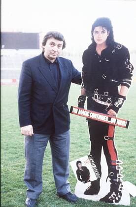Marcel Avram 04 88 hof Mann Management Musik Unternehmen Michael Jackson dunkelhaarig seriös leger hoch ganz stehend draußen neutral