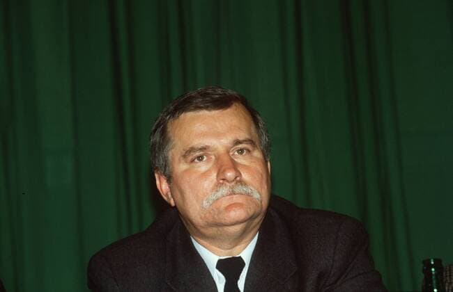 Lech Walesa (polnischer Gewerkschaftsführer) 09 89 hör Mann Vorsitzender Vorsitz Führung Leitung Management Gewerkschaft Polen Solidarität Solidarnosc grauhaarig kurzhaarig Schnäuzer seriös Jackett Hemd Krawatte Portrait quer nachdenklich