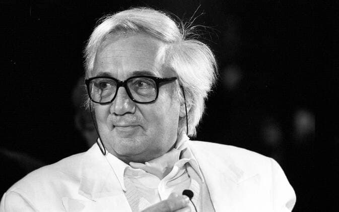 Rainer Erler (Regisseur) 09 90 dar Rainer Erler im September 1990 in der NDR-Talkshow Deutschland deutsch Deutscher Mann Regie Film TV Fernsehen Produzent Autor Talk TV Fernsehen Fernsehstudio german director producer writer grauhaarig weißhaarig Hemd Pullover Jackett Schal Tuch Halstuch Brille Mikrofon quer Portrait lächelnd sw