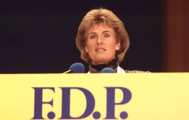 Cornelia Schmalz-Jacobsen (FDP-Politikerin) 10 88 rag Frau Politik FDP Partei blond seriös Tuch Halstuch Bluse weiß Blazer stehend PK Pressekonferenz Parteitag Mikrophon Schild Logo F.D.P. Portrait quer lächelnd nachdenklich