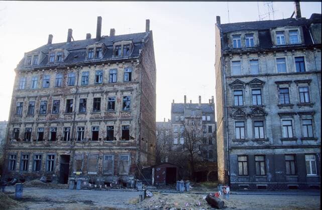 Leipzig, Impression 02 90 hör Leipzig im Februar 1990 Deutschland deutsch deutsche DDR Stadt Gebäude Architektur Stadt Innenstadt Feature Symbol Reise Einheit Vereinigung Wiedervereinigung Ruine Ruinen ruinös heruntergekommen verfallen verfallend ruin building quer draußen