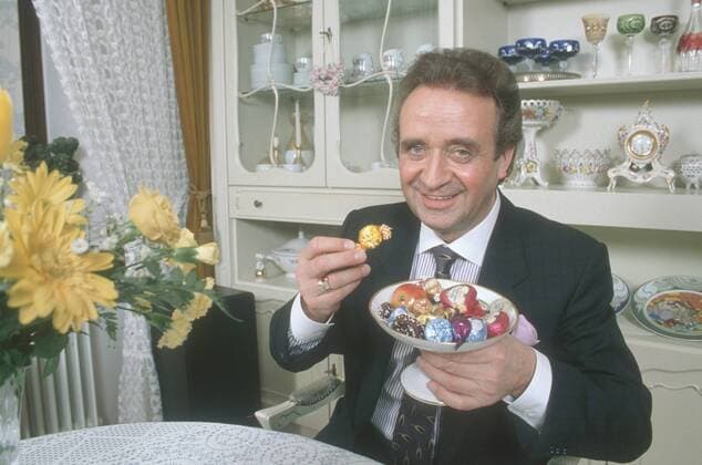 Günter Wewel (Sänger, Moderator) 02 90 hör Günter Wewel im Februar 1990 Deutschland deutsch Deutscher Mann TV Fernsehen Moderation Volksmusik Musik Operette Oper Bass Schlager german singer presenter host Süßes Süßigkeiten Naschen SChokolade Pralinen quer halb sitzend lächelnd exklusiv privat Homestory