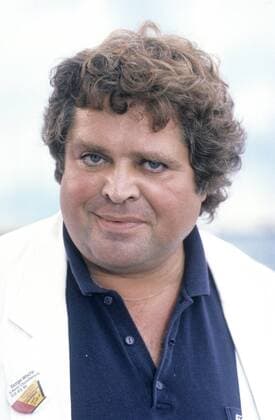 Klaus Dahlen (Schauspieler) 09 85 vZ Klaus Dahlen im September 1985 während der IFA Internationale Funkausstellung in Berlin Schauspiel Schauspieler Film TV Fernsehen Deutscher deutsch Mann dunkelhaarig kurzhaarig lockig Locken leger Polohemd Poloshirt Sakko Blazer Jackett hoch Hochformat Portrait lächelnd