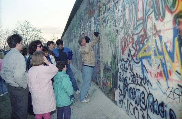 Feature Symbol: Berlin, November 1989 11 89 hör Deutschland Wiedervereinigung Einheit deutsche DDR Deutsche Demokratische Republik Bundesrepublik Deutschland BRD Hauptstadt geteilte Stadt Ostberlin Westberlin West Ost Grenze Grenzübergang Öffnung Mauer Berliner Hammer hämmernd klopfend schlagend Mauerspecht Mauerspechte Mauerstück Souvenir Andenken wall border gdr germany capital city reunification draußen quer