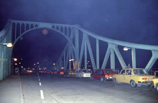 Feature Symbol: Berlin, November 1989 11 89 hör Deutschland Wiedervereinigung Einheit deutsche DDR Deutsche Demokratische Republik Bundesrepublik Deutschland BRD Hauptstadt geteilte Stadt Ostberlin Westberlin West Ost Grenze Grenzübergang Öffnung Mauer Berliner Potsdam Glienicke Glienicker Brücke neuer neu Autos Trabis Trabanten Trabant Trabbis Trabbis Trabi Passanten Grenzübertritt wall border gdr germany capital city reunification draußen quer
