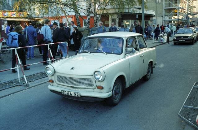 Feature Symbol: Berlin, November 1989 11 89 hör Deutschland Wiedervereinigung Einheit deutsche DDR Deutsche Demokratische Republik Bundesrepublik Deutschland BRD Hauptstadt geteilte Stadt Ostberlin Westberlin West Ost Grenze Grenzübergang Öffnung Mauer Berliner Grenzübertritt Auto Trabi Trabbi Trabant Straße Passanten wall border gdr germany capital city reunification draußen quer