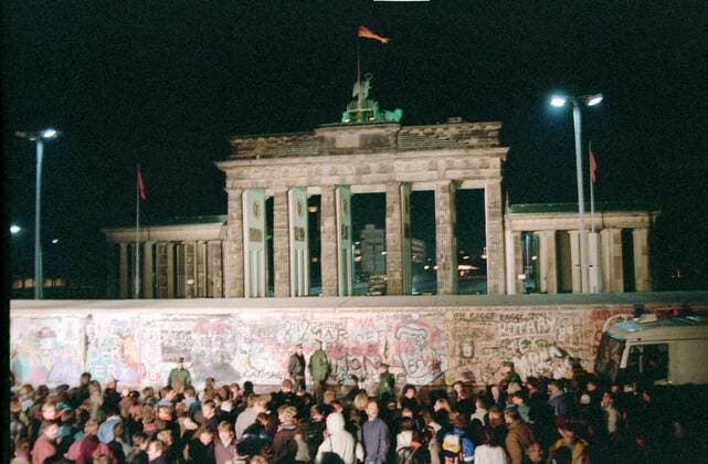 Feature Symbol: Berlin, November 1989 11 89 hör Deutschland Wiedervereinigung Einheit deutsche DDR Deutsche Demokratische Republik Bundesrepublik Deutschland BRD Hauptstadt geteilte Stadt Ostberlin Westberlin West Ost Grenze Grenzübergang Öffnung Mauer Berliner Brandenburger Tor Quadriga Menschenmenge Menschen Leute Passanten Schaulustige Mauerspechte Abendstimmung Abend Nacht nachts abends Nachtstimmung wall border gdr germany capital city reunification draußen quer
