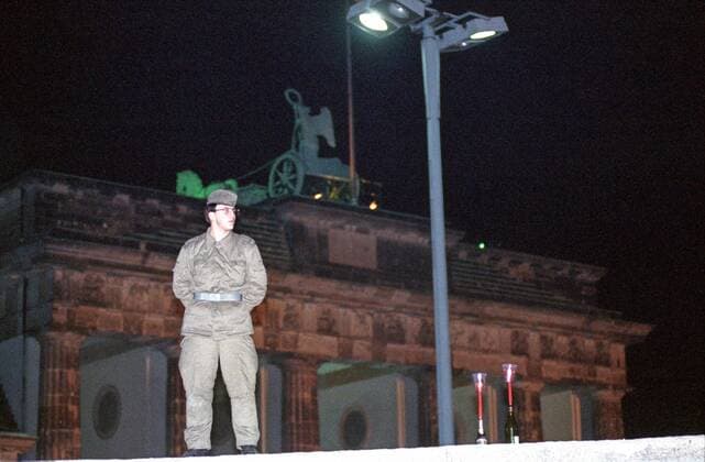 Feature Symbol: Berlin, November 1989 11 89 hör Deutschland Wiedervereinigung Einheit deutsche DDR Deutsche Demokratische Republik Bundesrepublik Deutschland BRD Hauptstadt geteilte Stadt Ostberlin Westberlin West Ost Grenze Grenzübergang Öffnung Mauer Berliner Brandenburger Tor Quadriga Vopo Volkspolizist Volkspolizei Grenztruppe Grenztruppen Polizist Polizei Abendstimmung Abend Nacht nachts abends Nachtstimmung wall border gdr germany capital city reunification draußen quer