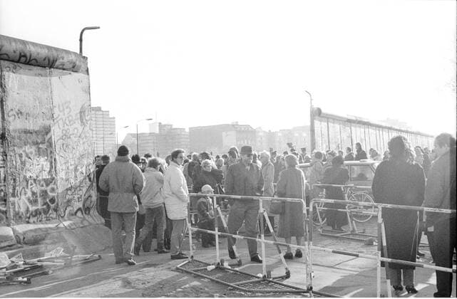 Feature Symbol: Berlin, November 1989 11 89 hör Provisorischer Grenzübergang in Berlin im November 1989 Deutschland Wiedervereinigung Einheit deutsche DDR Deutsche Demokratische Republik Bundesrepublik Deutschland BRD Hauptstadt geteilte Stadt Ostberlin Westberlin West Ost Grenze Grenzübergang Öffnung Mauer Berliner Sozialismus sozialistisch geöffnete geöffnet offen offene Passanten Fußgänger Leute Menschen VoPo Volkspolizei Polizei wall border gdr germany capital city reunification draußen quer