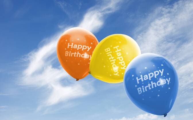Geburtstag - Symbolbilder  Gelber, blauer und orangefarbener Luftballon mit Aufschrift Happy Birthday vor blauem Himmel iblkim02100026