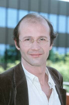 Christoph Wackernagel 05 91 nou Mann Fernsehen TV Schauspiel Brille Halbglatze dunkelhaarig leger hoch Portrait lächelnd