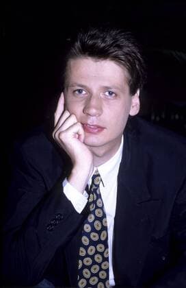 Günther Jauch 08 91 nou Mann Fernsehen Journalismus Moderation hoch Portrait dunkelhaarig Krawatte nachdenklich Hand