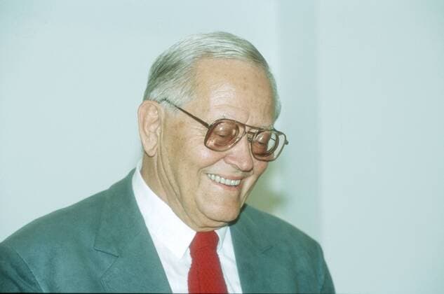 Karl Eduard von Schnitzler (Journalist) 10 92 pp Mann Politik Autor DDR-Fernsehen EX-Chef-Kommentator grauhaarig Sakko grau Krawatte seriös Brille quer Portrait lachend