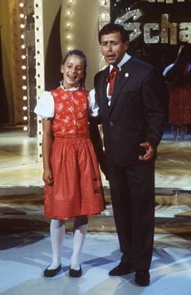 Stefanie Hertel mit Vater Eberhard 08 91 ue Mädchen Gesang Volksmusik Musik dunkelhaarig langhaarig Dirndel hoch ganz stehend Auftritt Bühne singend