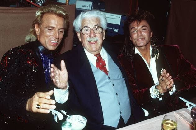 Siegfried & Roy mit Willy Millowitsch (Mi.) 06 91 - Mann festlich seriös quer halb sitzend fröhlich