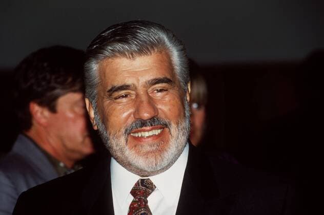 Mario Adorf (Schauspieler) 05 91 - Mann Schauspiel Schauspieler Film Fernsehen TV Theater grauhaarig kurzhaarig Schnäuzer Bart Vollbart Portrait quer seriös Jackett Krawatte lächelnd