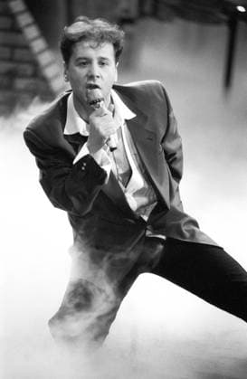 Jim Kerr (Sänger Simple Minds ) 04 91 - Jim Kerr am 13. April 1991 in Wetten, dass..? aus Berlin Schotten schottisch schottischer Mann Musik Musiker Auftritt Bühne live Show Rockmusik Pop Rock Band Gruppe Musikgruppe Leadsänger Frontmann scottish singer hoch halb stehend singend Mikrofon sw