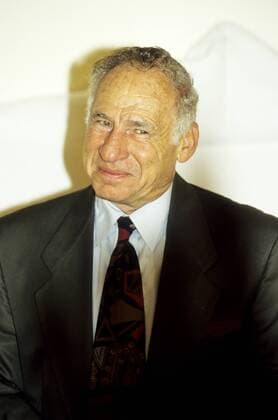 Mel Brooks (Regisseur) 08 91 - Mel Brooks im August 1991 USA Amerika Amerikaner Mann Schauspieler Regisseur Regie Komiker Komik Film Schauspiel Produzent Produktion grauhaarig kurzhaarig Hemd Sakko Anzug Krawatte grimassierend Grimasse grinsen grinsend Lächelnd Hochformat hoch Portrait