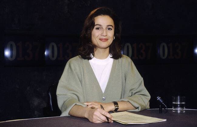 Sandra Maischberger (TV-Journalistin) 02 92 ue Sandra Maischberger in 0137 (Premiere) im Februar 1992 Deutschland deutsch Frau Moderatorin Moderation Journalismus Journalistin TV Fernsehen dunkelhaarig brünett braunhaarig mittellange Haare leger Strickjacke T-Shirt Ohrringe Schmuck Uhr Armbanduhr lächelnd lächeln Fernsehstudio Kulisse Fernsehkulisse Studio Pay TV Tisch Mikrofon Wasserglas Querformat quer halb Portrait sitzend Manuskript Textblatt haltend exklusiv exklusiver Fototermin