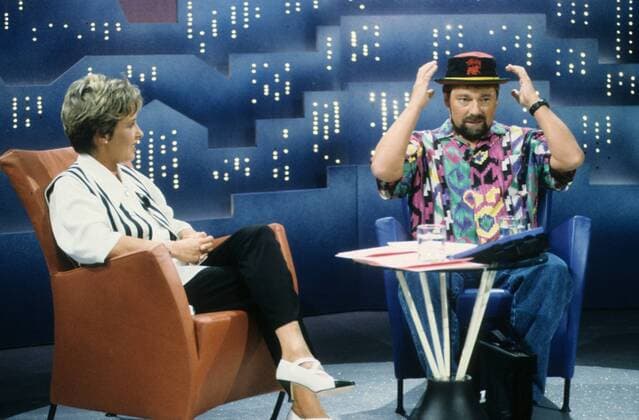 Margarethe Schreinemakers und Jürgen von der Lippe in Schreinemakers live 05 92 az Fernsehen Show Moderation quer ganz sitzend Studio leger fröhlich Gespräch
