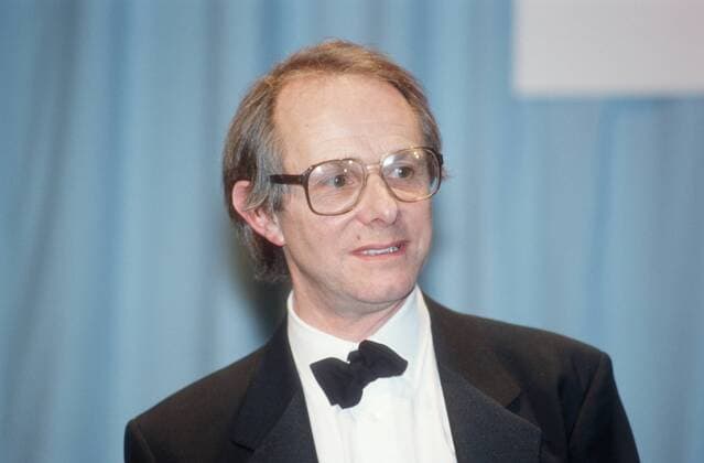 Ken Loach 12 91 te quer Portrait lächelnd Mann Film Regie Großbritannien dunkelhaarig Brille festlich Fliege schwarz