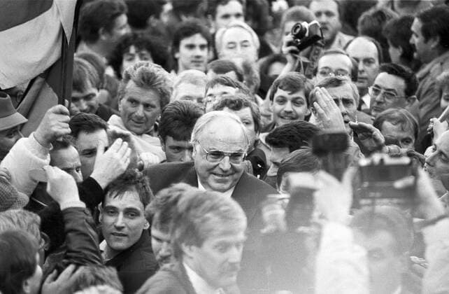 Dr. Helmut Kohl (Bundeskanzler) 02 90 hör CDU-Wahlkampfveranstaltung mit Helmut Kohl auf dem Domplatz in Erfurt (DDR) am 20. Februar 1990 Deutschland deutsch Deutscher Mann Politik Partei Wahlen Wahlkampf Erfurt Stadt Dom Einheit Vereinigung Wiedervereinigung Kundgebung CDU CSU DA DSU Allianz germany gdr election campaign event quer draußen Totale Vogelperspektive Menschenmassen Menschenmenge Zuhörer Anhänger lächelnd sw