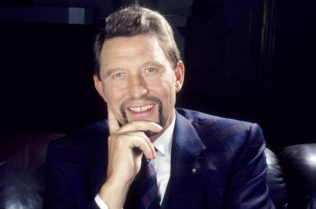 Paul Gauselmann 02 92 nou Mann Unternehmen seriös dunkelhaarig Bart Krawatte Sakko quer Portrait lächelnd Hand