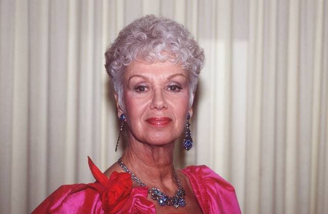 Maria Sebaldt 04 92 te Frau Fernsehen TV Schauspiel grauhaarig kurzhaarig Schmuck festlich quer Portrait lächelnd