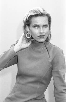 Nina Ruge (TV-Moderatorin) 09 91 te Nina Ruge im September 1991 während der IFA Internationale Funkausstellung in Berlin Deutschland deutsch Frau Journalismus Journalistin Moderatorin Moderation TV Fernsehen blond Kleid Schlauchkleid Schmuck Ohrringe Haare richtend ernst neutral lächelnd Hochformat hoch halb sw s w schwarzweiß