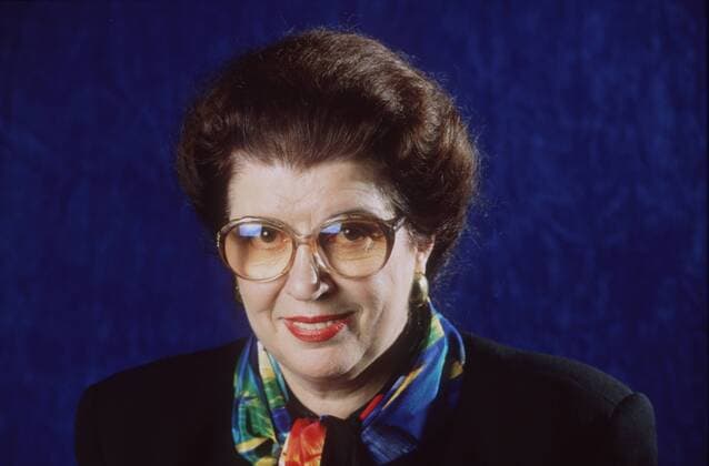 Lore Maria Peschel-Gutzeit 11 92 am Frau Politik Justiz dunkelhaarig Brille kurzhaarig Tuch quer Portrait lächelnd