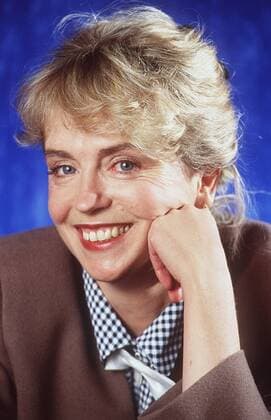 Gisela Schneeberger 03 93 am Frau Kabarett blond seriös Blazer braun hoch Portrait FLIEGE lächelnd Hand