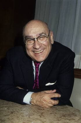 Rudolf Wessely 01 93 bösl Mann Fernsehen Schauspiel Serie TV Glatze Brille hoch halb Arme seriös lächelnd