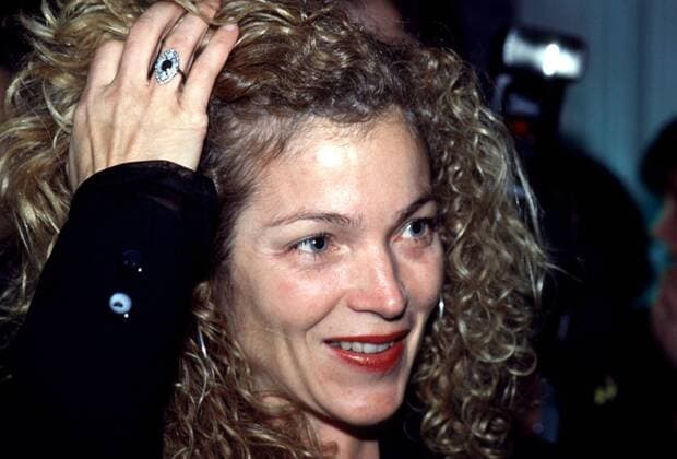 Amy Irving 02 93 te Frau Film Schauspiel blond langhaarig Locken quer Portrait leger lächelnd Hand