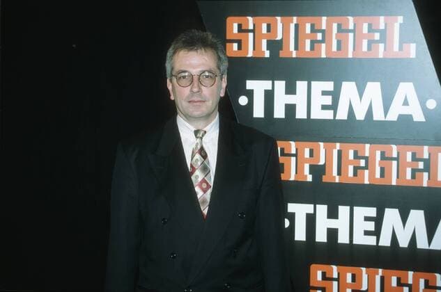 Hans Werner Kilz ( Spiegel Thema ) 01 93 ban halb stehend Logo seriös Sakko Krawatte neutral Mann Fernsehen Journalismus grauhaarig Brille