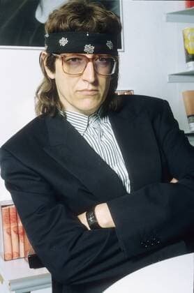 Gottfried Helnwein 10 92 pp Mann Kunst leger Brille Stirnband hoch halb sitzend Arme neutral