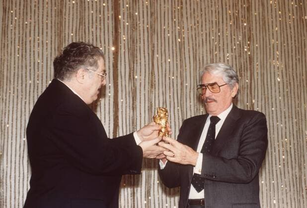 Gregory Peck (re.) und Moritz de Hadeln 02 93 te Verleihung Goldener Bär Trophäe quer halb stehend Bühne seriös