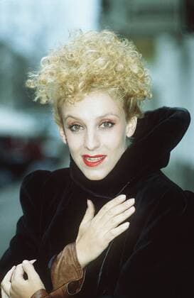 Sissi Perlinger 03 93 ue Frau Kabarett Musik Fernsehen TV blond Locken hoch Portrait lächelnd Hand